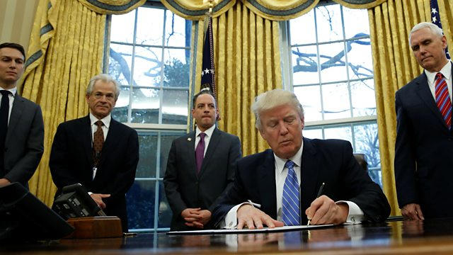 Ông Trump ký hàng loạt sắc lệnh ngay sau khi nhậm chức. (Ảnh: Reuters)