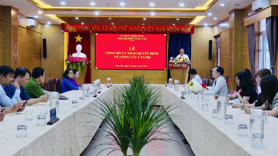 Quang cảnh hội nghị công bố và trao quyết định về công tác cán bộ.