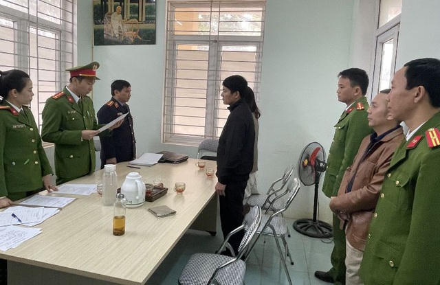 Cơ quan CSĐT Công an tỉnh Thanh Hóa  thi hành lệnh khám xét nơi làm việc của Bùi Xuân Quang.
