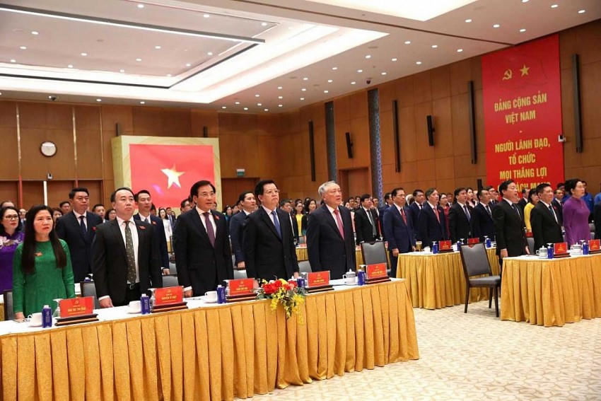 Các đại biểu làm lễ chào cờ.