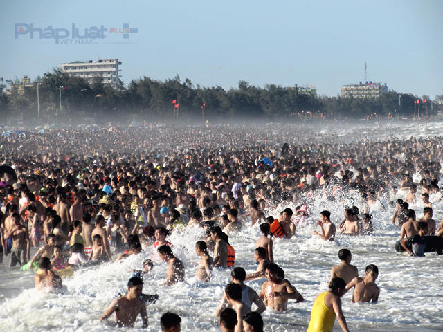 Năm 2017, biển Sầm Sơn thu hút lượng khách du lịch rất đông, nhưng cũng nổi lên nhiều nhức nhối về tố cáo khiếu nại của công dân. (Ảnh: Anh Thắng)