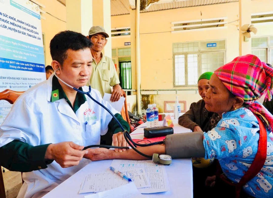 Các bác sỹ đại học Y Dược Buôn Ma Thuột khám bệnh và cấp thuốc miễn phí cho nhân dân khu vực biên giới tại chương trình. Ảnh: Thanh Nga
