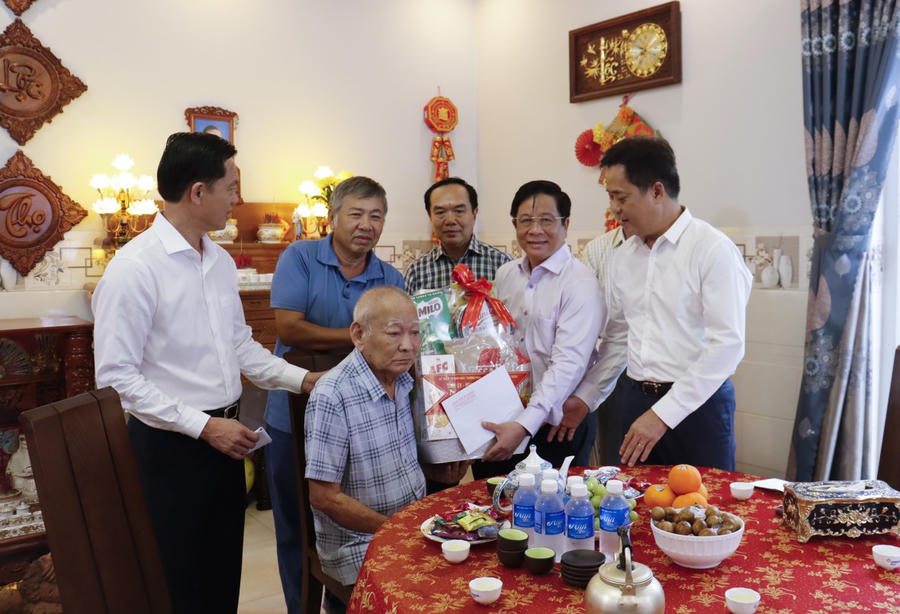 Chủ tịch UBND tỉnh An Giang Hồ Văn Mừng thăm, tặng quà thương binh Nguyễn Văn Mỹ (Ảnh: An Di)