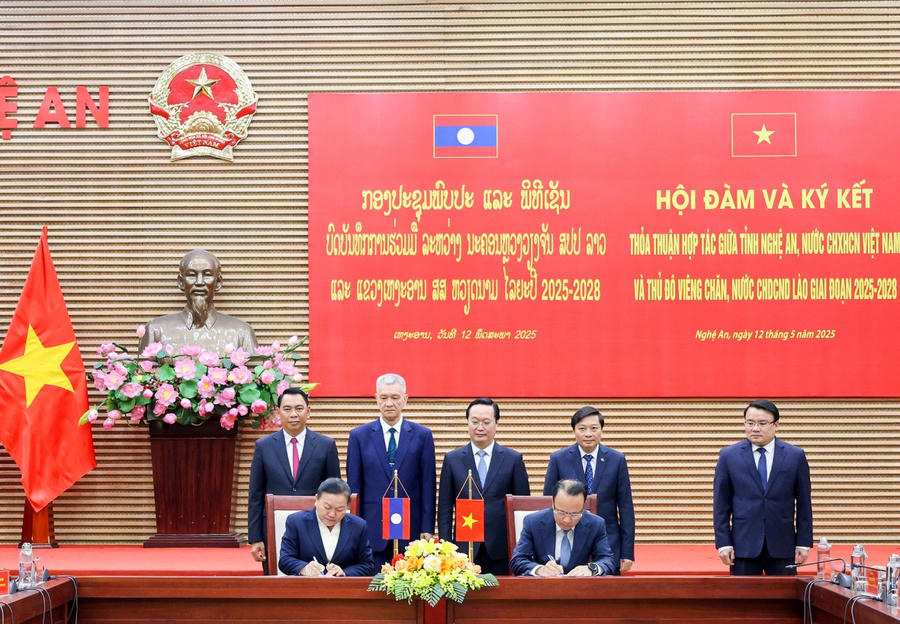 Phó Chủ tịch HĐND Thủ đô Viêng Chăn Lăm-phoi Sỉ-ắc-khạ-chăn và Phó Chủ tịch Thường trực HĐND tỉnh Nghệ An Nguyễn Nam Đình ký kết Biên bản hợp tác giữa HĐND hai bên.