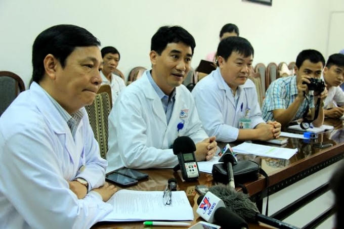 Bác sĩ Trần Ngọc Thạnh (ảnh bìa trái) – Giám đốc và Bác sĩ Lê Đức Nhân (thứ 2 từ trái sang) - Phó Giám đốc Bệnh viện Đa khoa Đà Nẵng – trả lời các báo, đài tại cuộc họp trưa 18/3