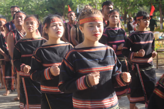 Thiếu nữ Banar múa theo tiếng cồng, chiêng.