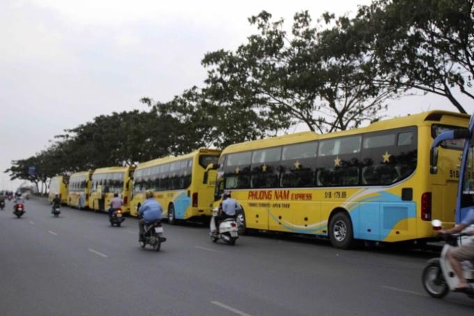 Nhà xe Phương Nam cũng đậu thành hàng dài chờ đón khách.