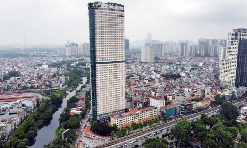 Khu đất này có vị trí đắc địa, với mặt tiền chính nằm trên trục đường Trần Phú ở phía tây nam, cách ga Văn Quán của tuyến metro số 2A khoảng 300 m; phía đông bắc giáp tòa chung cư Tháp Doanh Nhân; phía tây nam giáp đường Thanh Bình kéo dài dọc sông Nhuệ. (Ảnh :Đình Phong/Tiền Phong)