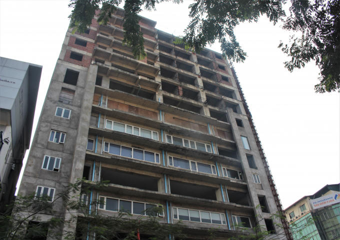 Tuy nhiên, nếu nhìn lên phía trên có thể thấy rõ tòa nhà đã bị bỏ "rơi" từ lâu