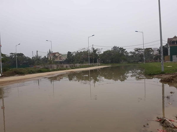 Đoạn đường bị “tắc” gây đọng nước, ô nhiễm môi trường.