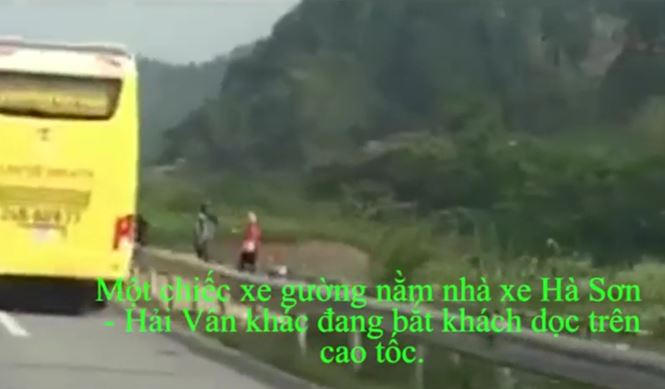 Ảnh cắt từ clip: Xe Hà Sơn – Hải Vân dừng bắt khách trên cao tốc Hà Nội – Lào Cai nhưng không hề được cơ quan chức năng xử lý.