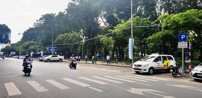 Theo quy định, các tuyến đường ở quận 1, 10 như Lê Lai, Phan Bội Châu, Phan Chu Chinh, Nguyễn Du, Huyền Trân Công Chúa… phí trông ôtô từ 9 trở xuống chỗ là 50.000 đồng trong 2 giờ đầu, giờ thứ ba, thứ tư, mỗi giờ là 30.000 đồng; từ giờ thứ năm trở đi, mỗi giờ 35.000 đồng. Nếu đỗ xe 8 tiếng/ngày, mức phí sẽ là 250.000 đồng.