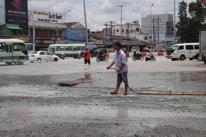 Người đàn ông này liên tục tưới nước để hạn chế bụi, nhưng với cái nắng gây gắt ở Sài Gòn thì một ngày không biết phải tưới mấy lần.