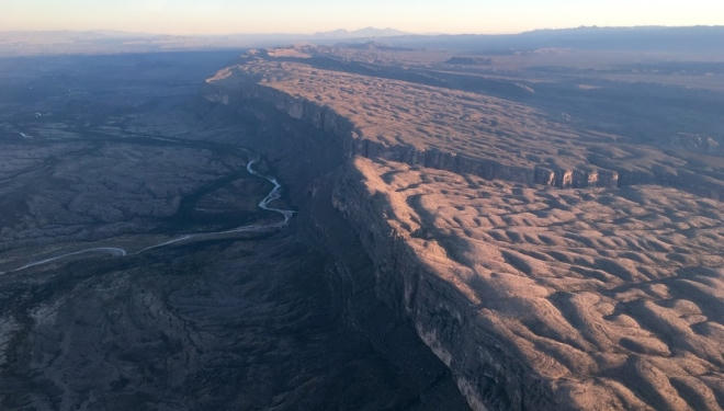Những ngọn núi, vực sâu và hoang mạc tạo nên cảnh tượng hùng vĩ tại vùng Big Bend, phía tây biên giới Texas - Mexico. Độ cao của khu vực này dao động từ 550 m đến 2.400 m.