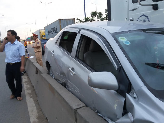 Tài xế rất khó khăn mới ra khỏi xe.