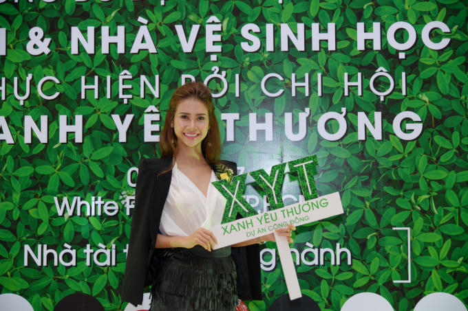 Nữ Hoàng Du Lịch Liên Phương mang đến hình ảnh thanh lịch, nhẹ nhàng hòa mình vào không khí cùng chung tay chia sẻ, xây dựng dự án nước sạch và vệ sinh học đường.