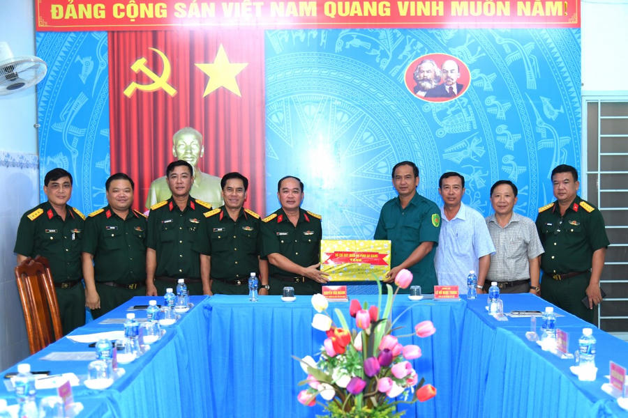 Đại tá Nguyễn Văn ngành - Chỉ huy trưởng Bộ CHQS tỉnh An Giang trao tặng quà cho cán bộ, chiến sĩ Ban CHQS xã An Châu