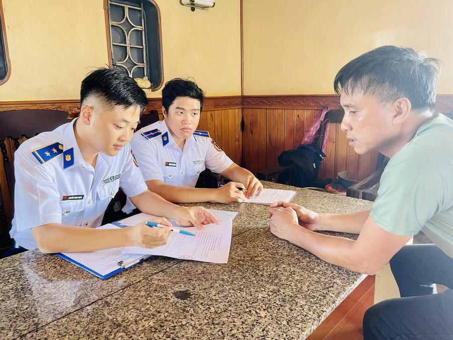 Lực lượng chức năng lấy lời khai và lập biên bản vi phạm hành chính đối với thuyền trưởng tàu HD-2476.