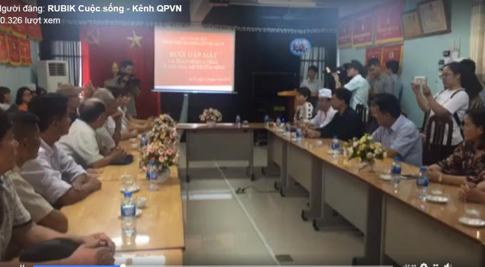 Bệnh viện Đa khoa Ba Vì đã tổ chức buổi giao nhận con chính thức với sự tham gia của hai gia đình, lãnh đạo Sở Y tế Hà Nội và cơ quan chức năng. Ảnh cắt từ clip.