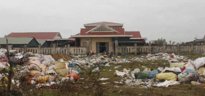 Rác thải ngập tràn tại khu vực chợ.