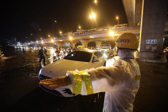 Lực lượng CSGT phân luồng điều tiết giao thông trong đêm.