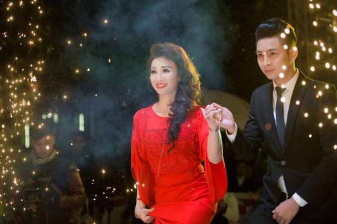 Doanh nhân Vũ Thúy Nga trong trang phục của NTK Đỗ Trịnh Hoài Nam