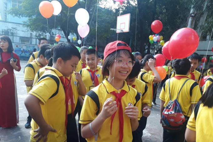 Các học sinh trường THCS Giảng Võ hân hoan trong ngày khai giảng năm học mới 2018 - 2019.