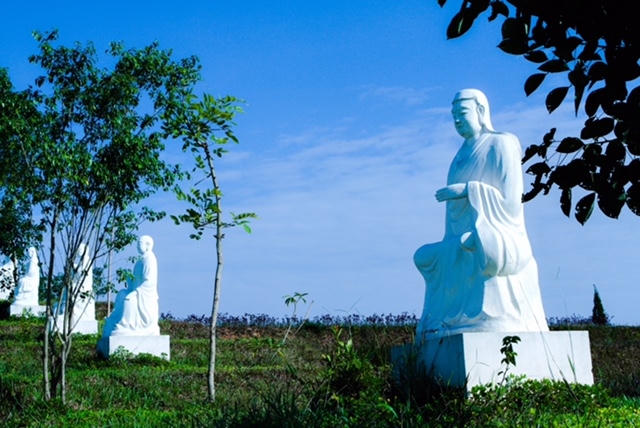 Một quần thể tượng Phật tại Công viên Thiên Đức.