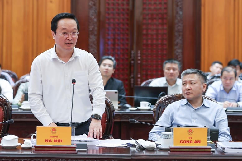 Chủ tịch UBND thành phố Hà Nội Nguyễn Đức Trung báo cáo.