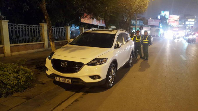 Một chiếc xe đỗ trên vỉa hè bị lực lượng chức năng phát hiên nhưng không thấy chủ nhân chiếc xe nên phải đứng đợi.