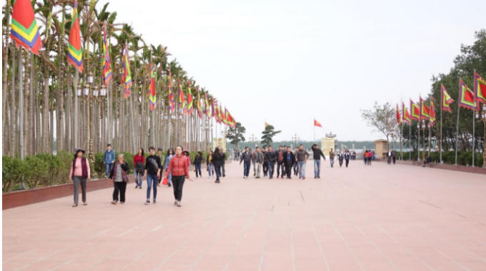 Đông đảo du khách đến tham quan khu di tích Bạch Đằng Giang mới được hoàn thành.