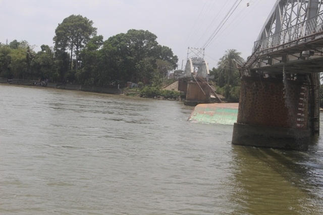 Sà lan 800 tấn chở cát, sỏi gây tai nạn làm sập cầu Ghềnh.