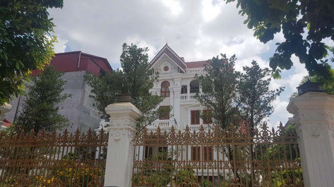 Khu sân vườn rộng mênh mông phía sau bức tường rào bằng đồng