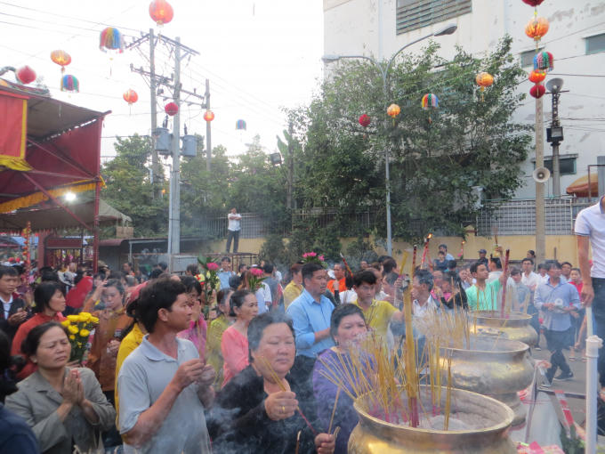 Hàng ngàn người đến hành lễ tại chùa khá đông.
