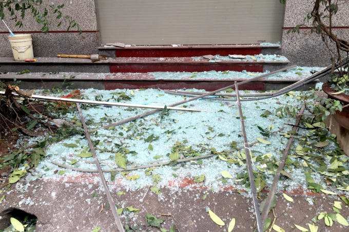 Một cánh cửa bằng kính của một gia đình cách trung tâm vụ nổ 200m cũng bị vỡ hoàn toàn.