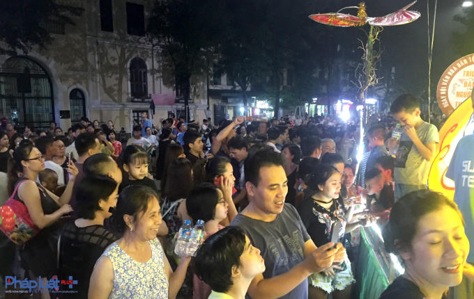 Rất đông người dân tham gia diễu hành cùng xe mô hình Trung thu...