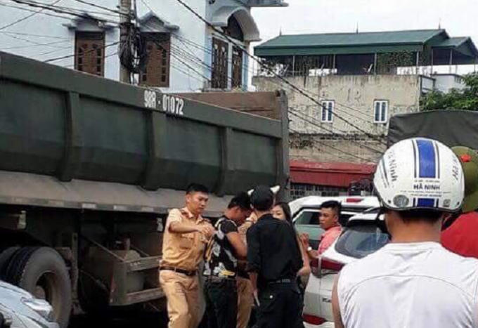 Lực lượng CSGT khống chế đối tượng điều khiển xe "điên" gây nguy hiểm cho người tham gia giao thông và chống đối người thi hành công vụ.
