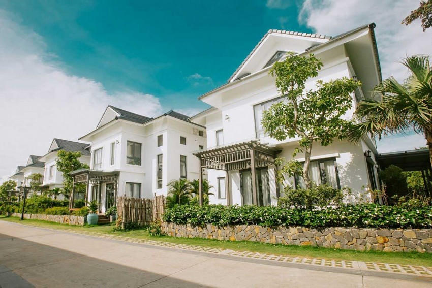 Cục Thuế tỉnh Kiên Giang vừa có văn bản gửi Cục Quản lý xuất nhập cảnh - Bộ Công an về việc đề nghị tạm hoãn xuất cảnh đối với Tổng giám đốc Công ty Cổ phần 99 Núi. Doanh nhiệp này là chủ đầu tư dự án khu du lịch nghỉ dưỡng Sunset Sanato ở Phú Quốc. Trong ảnh là một góc dự án khu du lịch nghỉ dưỡng Sunset Sanato. Ảnh: https://saigonrealestate.vn/