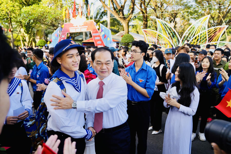 Ông Mai Ngọc Thuận - UV BTV tỉnh uỷ, P. Chủ tịch HĐND tỉnh động viên tân binh