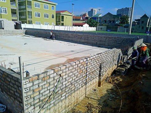 Chưa dừng lại ở việc xây dựng nhà điều hành và 2 sân bóng đá nhân tạo, sân bóng chuyền rộng hàng ngàn m2, hiện nay ông Sơn còn cho xây dựng một bể bơi không phép.