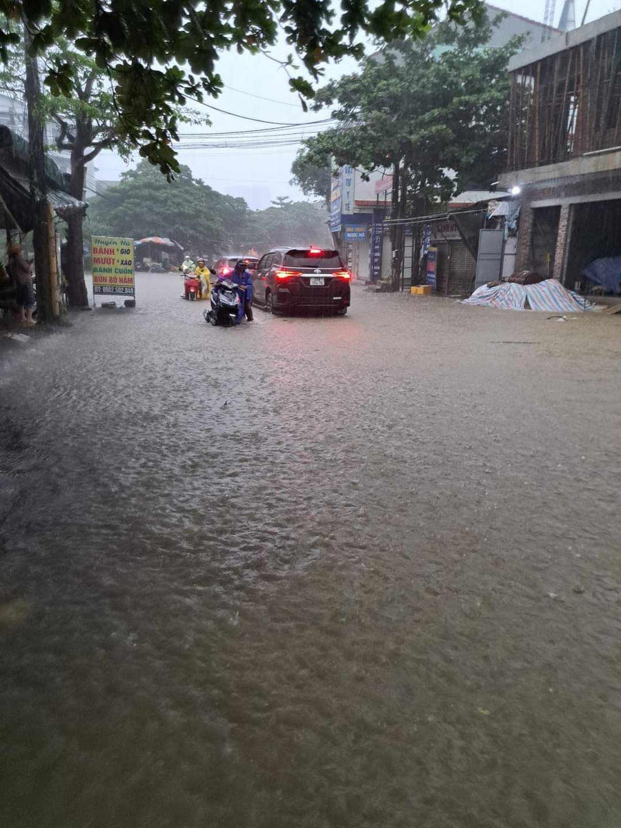 Nhiều tuyến đường bị ngập.