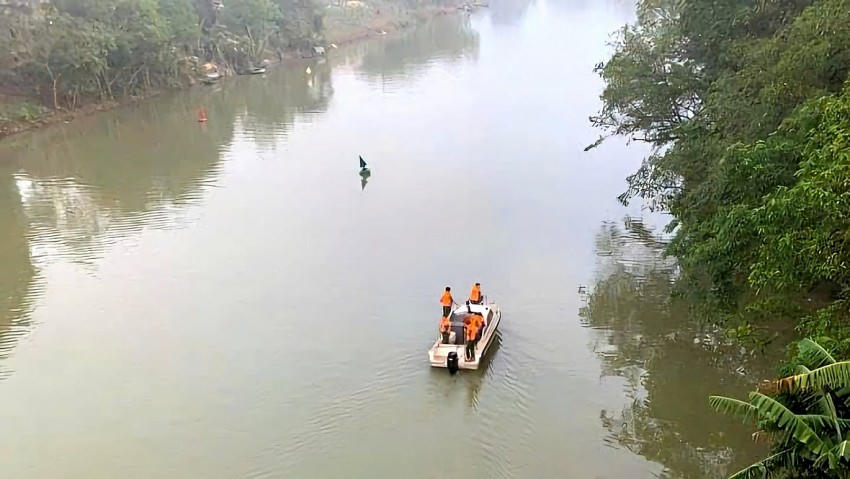 Lực lượng chức năng địa phương tìm thấy thi thể hai nữ sinh.