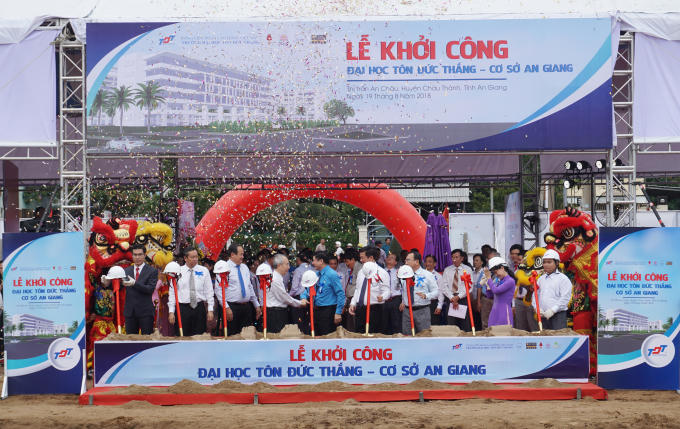 Các đại biểu làm lễ khởi công xây trường Đại học Tôn Đức Thắng cơ sở An Giang.