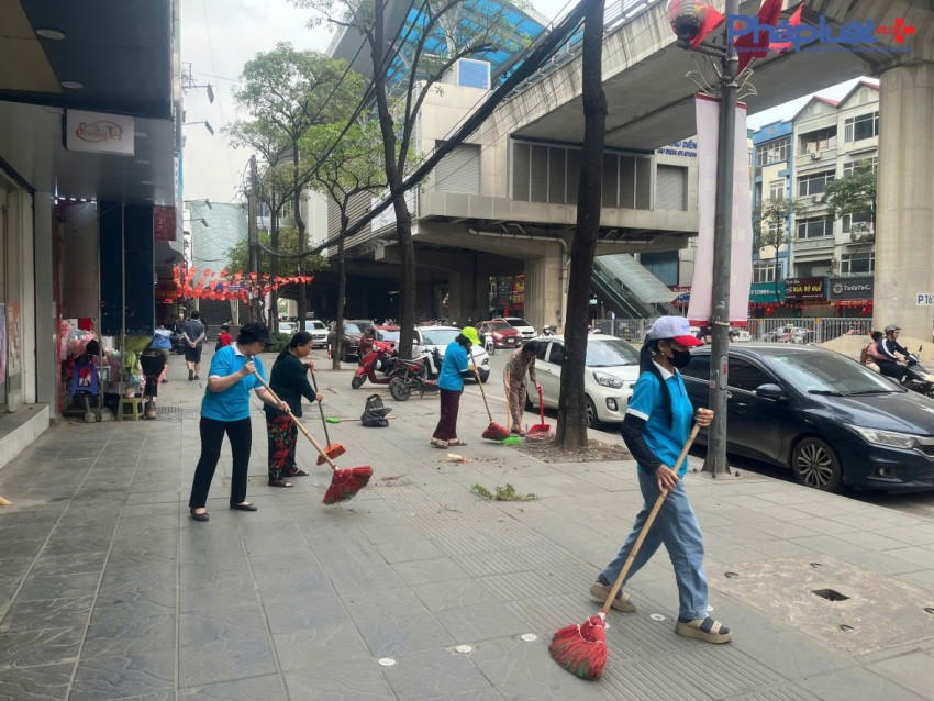Người dân tham gia tích cực vào công tác dọn vệ sinh các tuyến đường, ngõ phố trên địa bàn phục vụ cho ngày hội lớn.