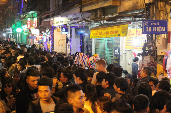 Phố Tạ Hiện ùn tắc ngay trước thời khắc chuyển giao năm cũ.