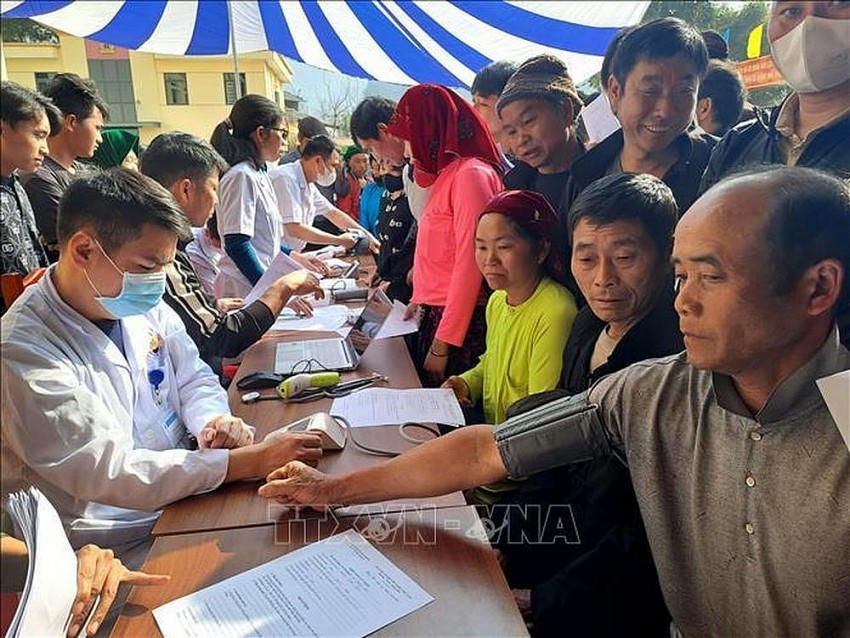 Các y, bác sĩ khám bệnh cho người dân xã biên giới Thắng Mố (huyện Yên Minh, tỉnh Hà Giang). Ảnh: TTXVN.