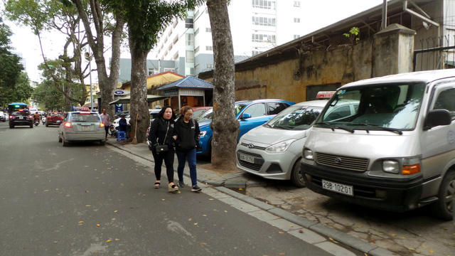 Phố Phủ Doãn, người đi bộ phải đi dưới lòng đường.