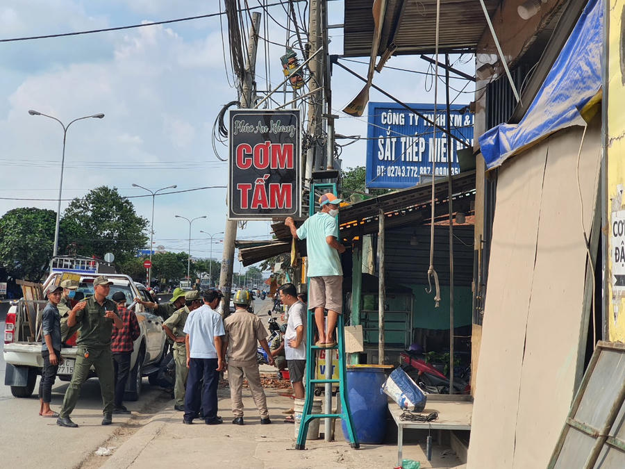 Chính quyền địa phương TP. Dĩ An kiểm tra các cửa hàng lấn chiếm vỉa hè