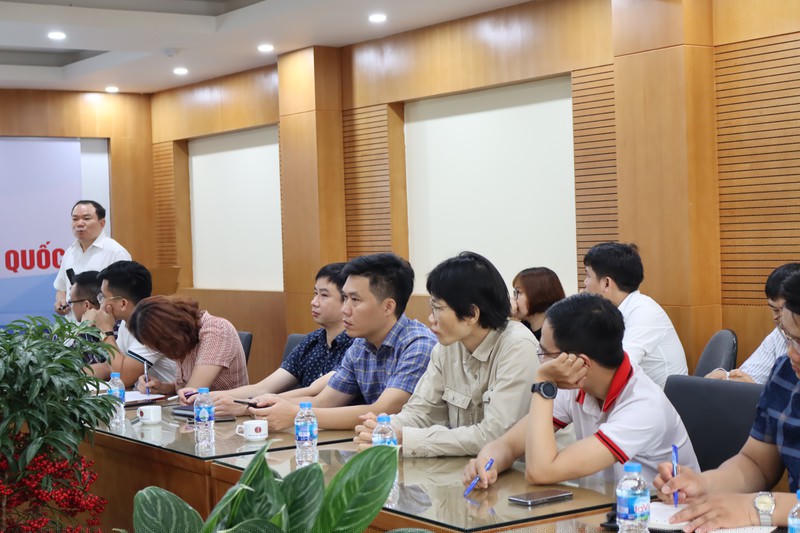 Các cán bộ, đảng viên lắng nghe nội dung truyền đạt từ báo cáo viên.