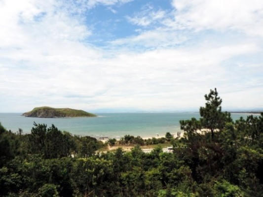 Vũng Ch&ugrave;a - Đảo Yến (Quảng B&igrave;nh) l&agrave; nơi an nghỉ của Đại tướng V&otilde; Nguy&ecirc;n Gi&aacute;p.